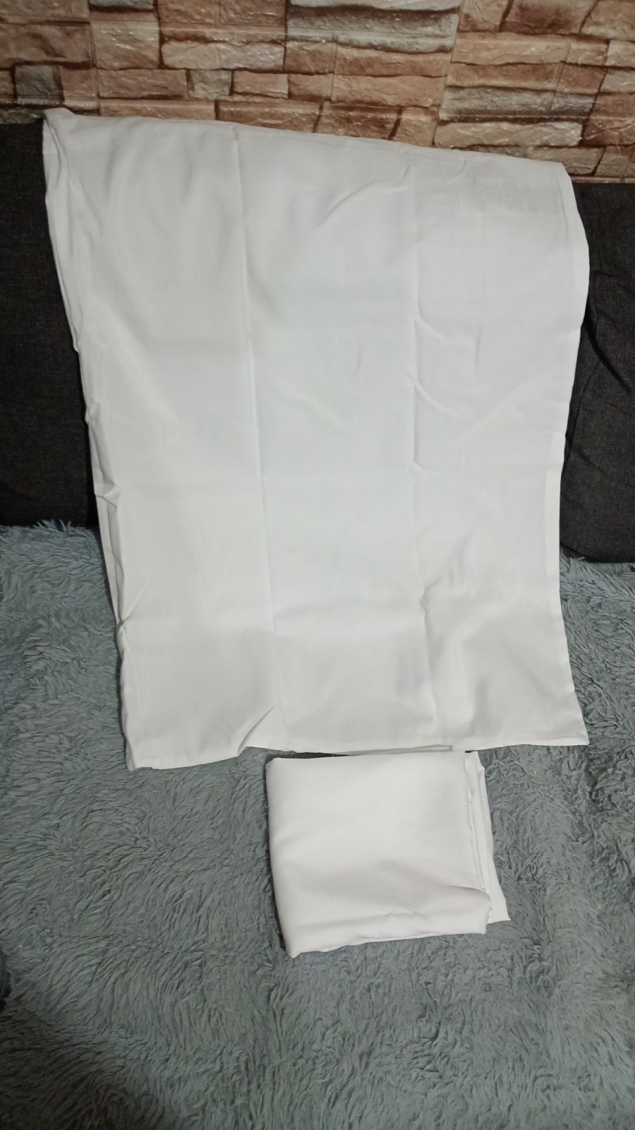 Amazon Basics Microfiber Pillowcase Bright White, 80x50cm, Pack of 2 - Image 3